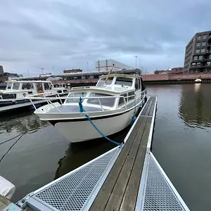 Suesses Motorboot - Ueberseestadt Botel